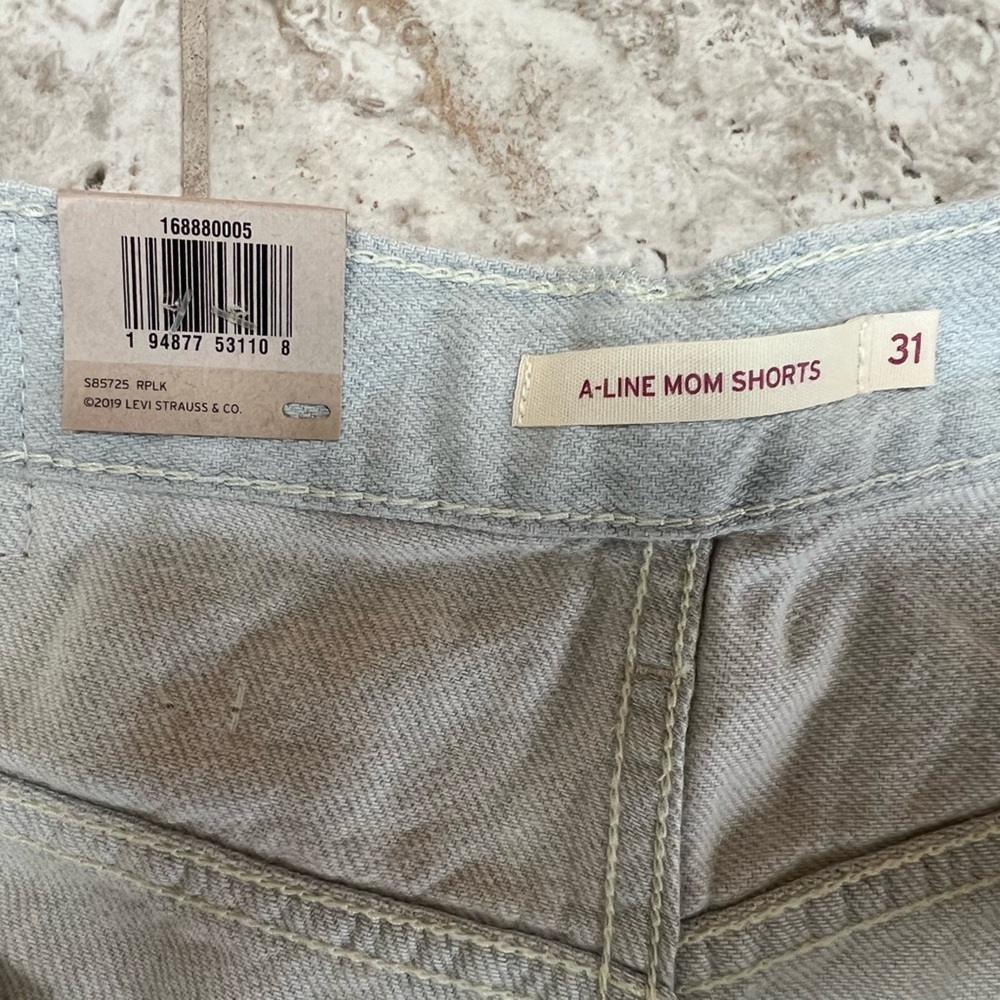 Levi’s NWT A-Line Mom Jean Shorts in Bleached Denim, size 31 - Picture 8 of 11